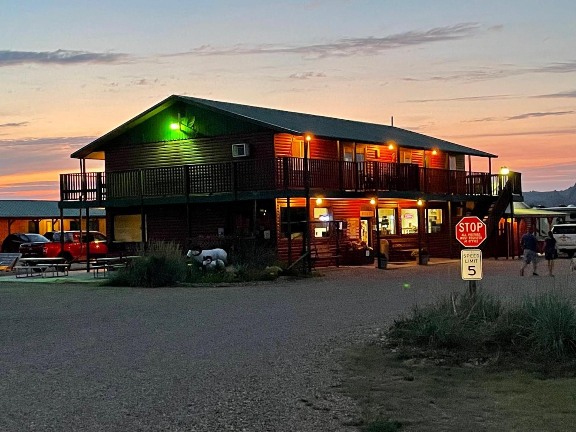 Badlands Hotel & Campground Interior Экстерьер фото